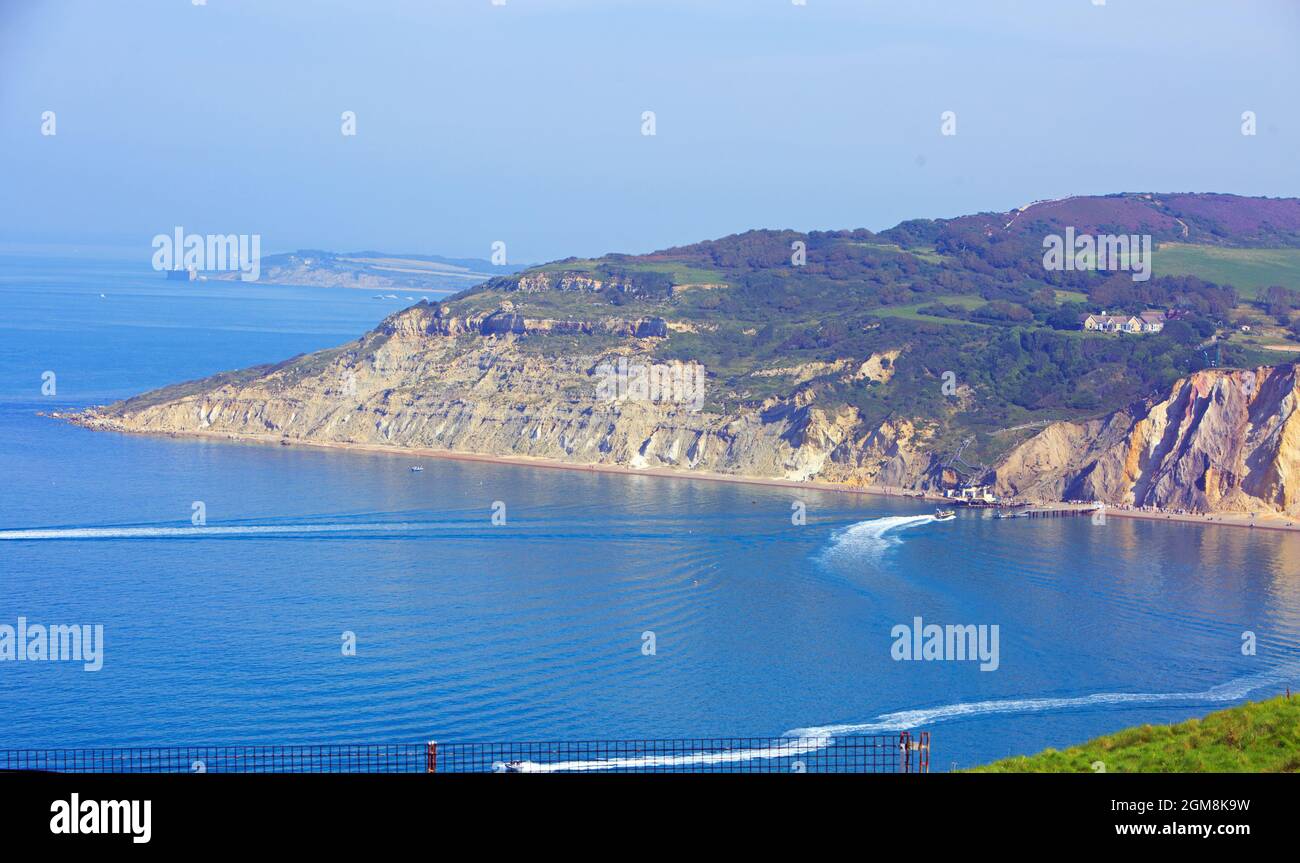 Vista panoramica delle scogliere di gesso che si affacciano sulla baia di Freshwater Foto Stock