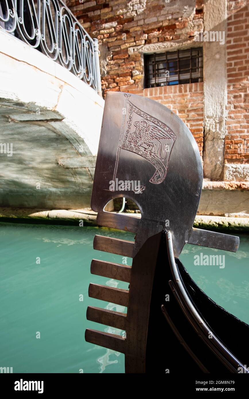 Particolare di una gondola nel canale vicino ad un ponte di Venezia, Italia Foto Stock