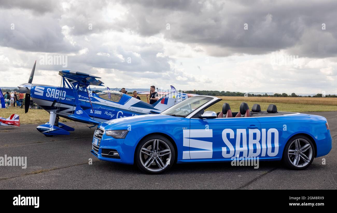 Rich Goodwin Jet Pitts Speciale biplanare ‘G-JPIT’ insieme alla loro convertibile Audi A5 sponsorizzata dal Gruppo Sabio Foto Stock