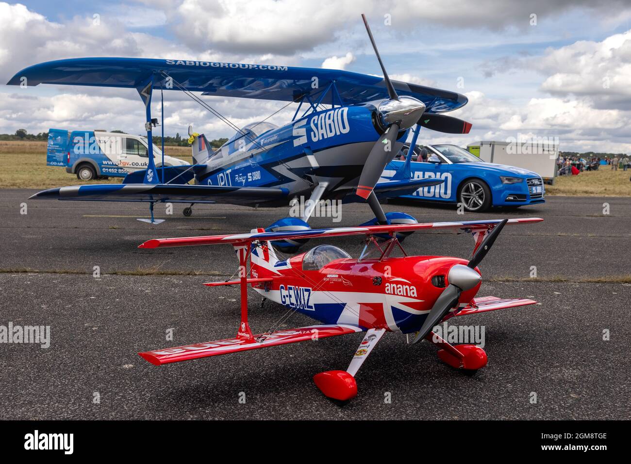 Rich Goodwin Jet Pitts biplanare speciale ‘G-JPIT’ insieme alla loro Audi A5 e un modello radiocontrollato di Pitts biplanare ‘G-EWIZ’ al salone aereo di Abingdon 21 Foto Stock