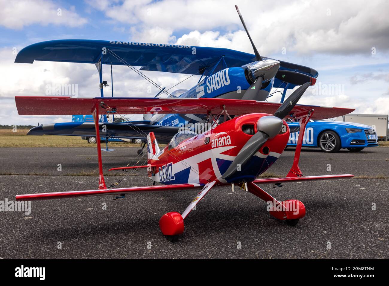 Rich Goodwin Jet Pitts biplanare speciale ‘G-JPIT’ insieme alla loro Audi A5 e un modello radiocontrollato di Pitts biplanare ‘G-EWIZ’ al salone aereo di Abingdon 21 Foto Stock