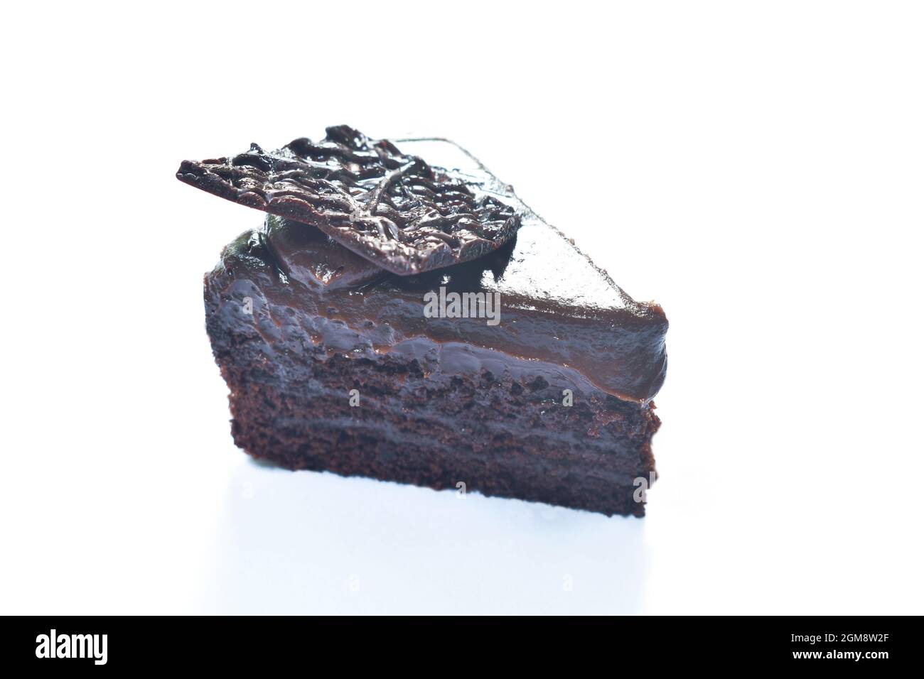 torta della foresta nera con crema di cioccolato su sfondo bianco Foto Stock