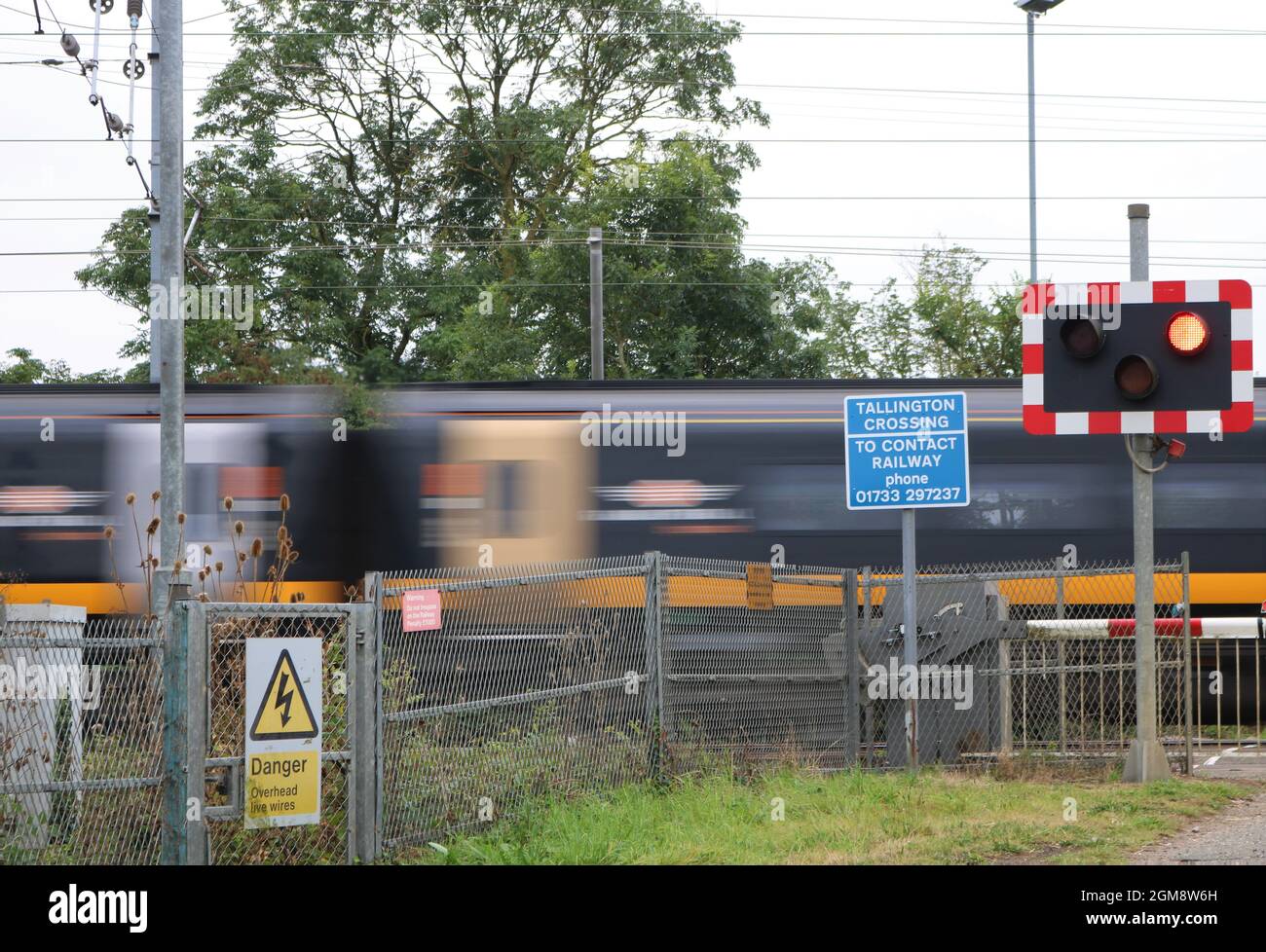 Tallington Level Crossing, distretto di South Kesteven nel Lincolnshire, Inghilterra - treno in movimento veloce. Foto Stock