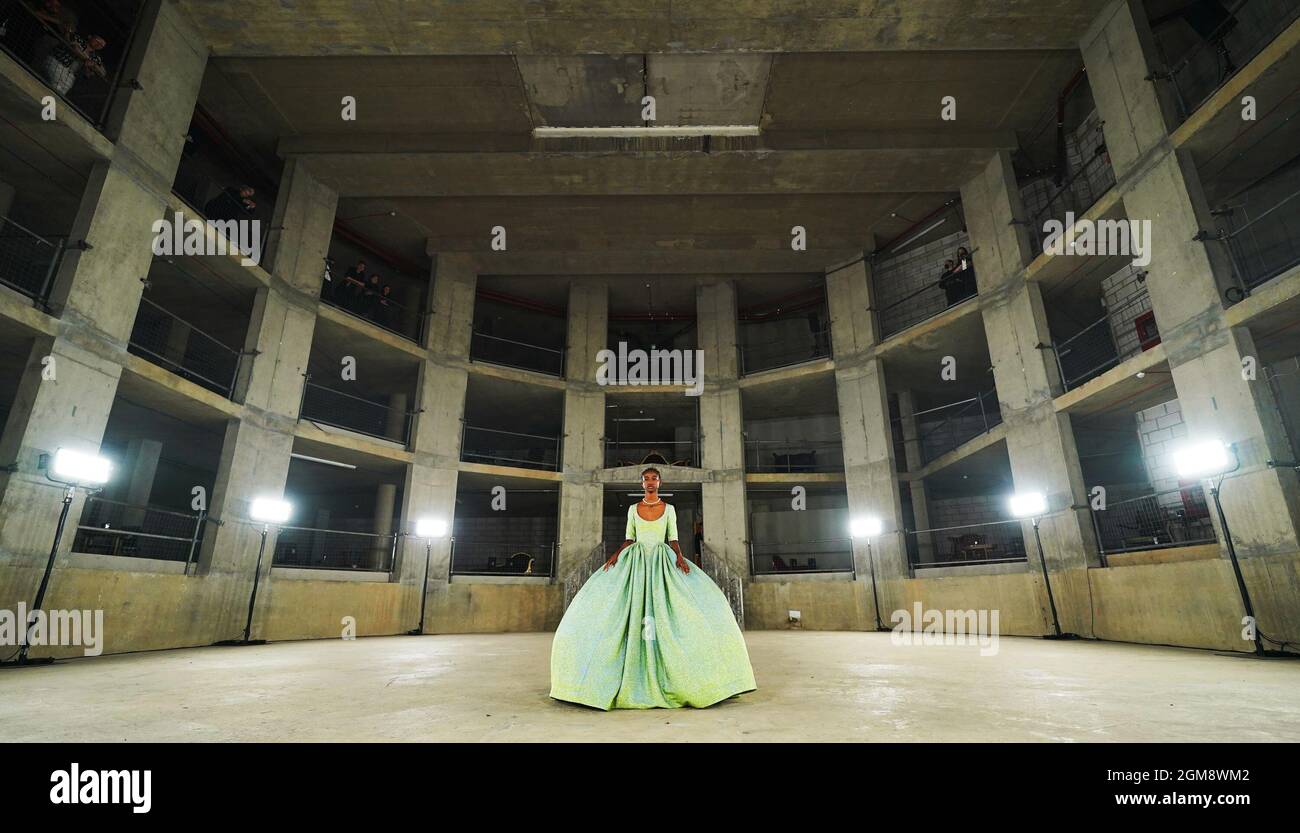Modelli in passerella durante lo spettacolo Edward Crutchley alla London Fashion Week del 2021 settembre presso la Collins Music Hall di Londra. Data foto: Venerdì 17 settembre 2021. Foto Stock