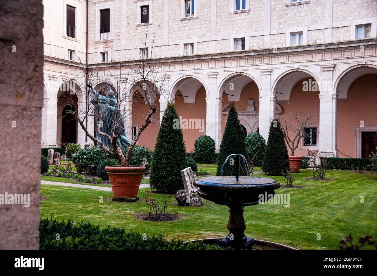 Il Chiostro Giardino e la Statua della morte di San Benedetto nell'Abbazia di Montacassino, Italia. Foto Stock