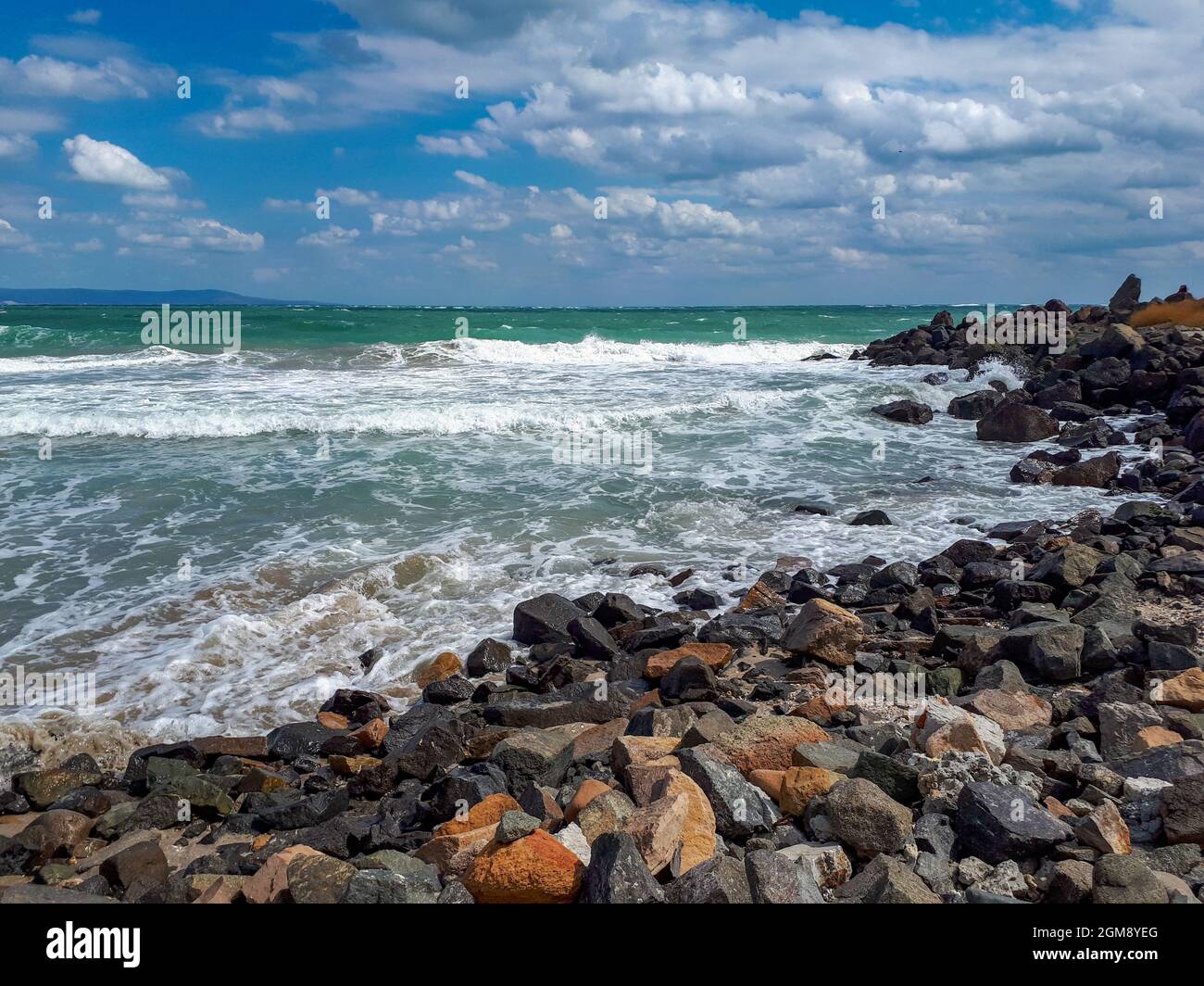Costa rocciosa al Mar Nero contro il cielo nuvoloso a Pomorie, Burgas Bay, Bulgaria. Foto Stock