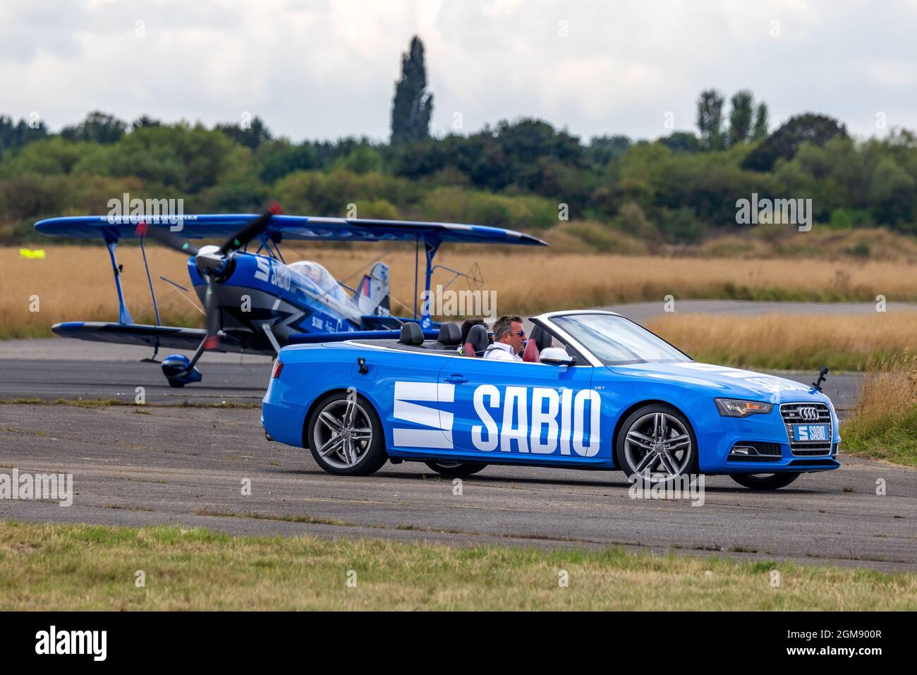 Rich Goodwin Jet Pitts biplano speciale ‘G-JPIT’ e la loro Audi A5 al Salone aereo e Paese di Abingdon l’11 settembre 2021 Foto Stock