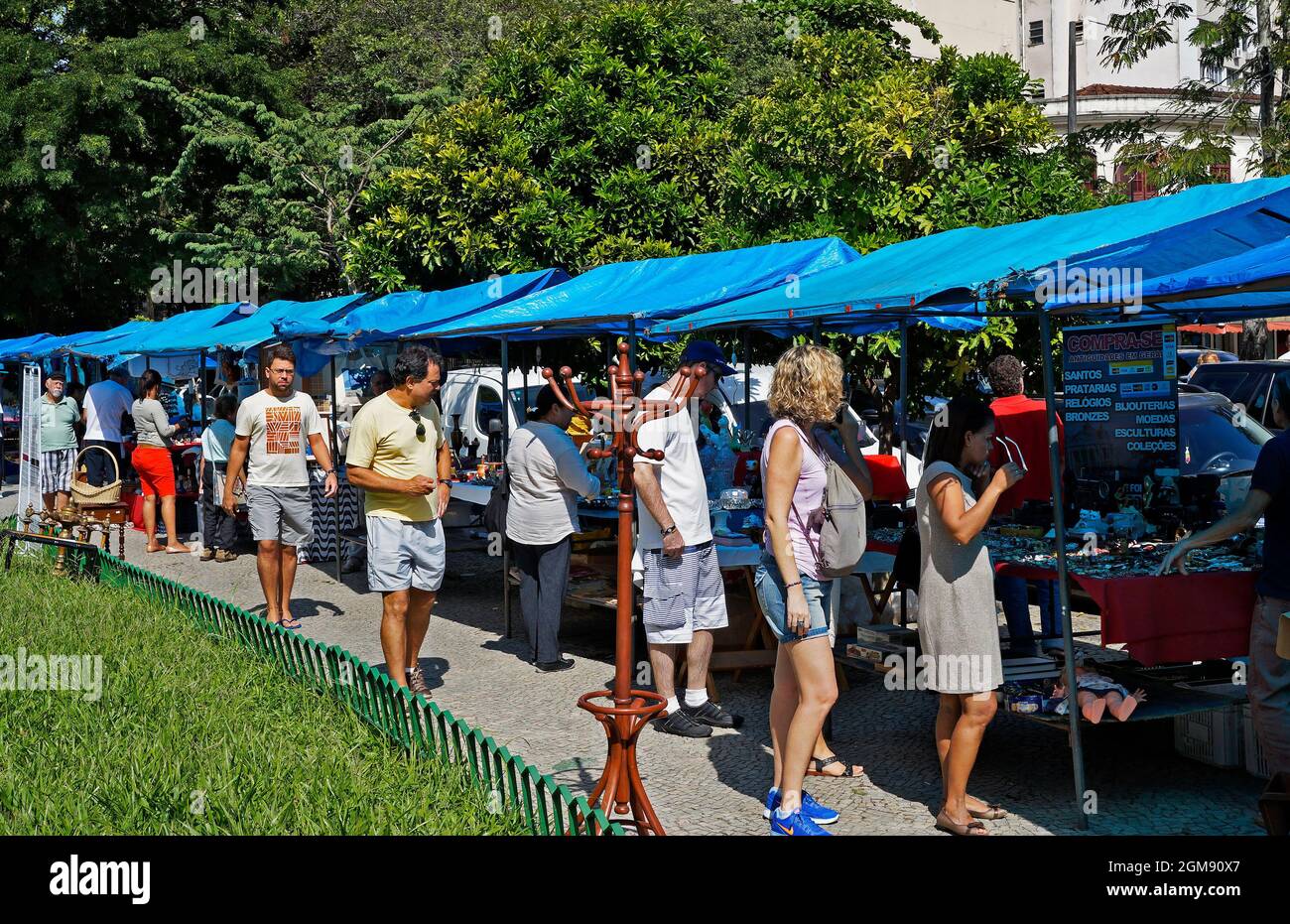 RIO DE JANEIRO, BRASILE - 4 MAGGIO 2014: Persone alla fiera dell'antiquariato nel quartiere di Gavea Foto Stock