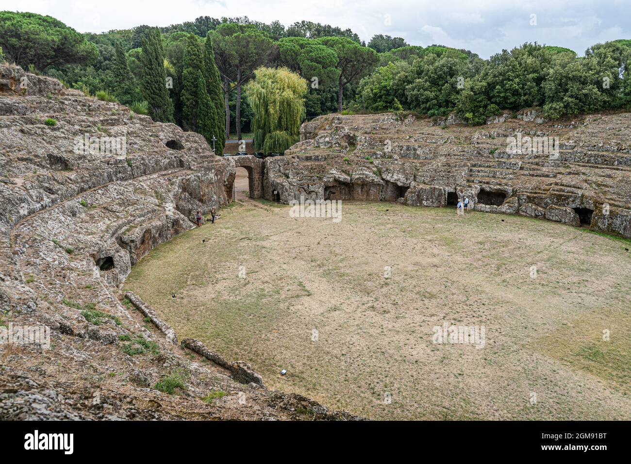 SUTRI ITALIA, REGNO UNITO. 17 Settembre 2021. Turisti che visitano le rovine dell'anfiteatro etrusco a Sutri in provincia di Viterbo. Un'indagine dell'agenzia italiana per il turismo e il commercio CNA ha riportato un numero record di italiani che hanno viaggiato in Italia quest'estate, mentre un numero 'inaspettato' di visitatori internazionali è arrivato in Italia utilizzando il programma di tessera sanitaria Covid-19 dando alle imprese turistiche un impulso tanto necessario in luglio e agosto. Credit: amer Ghazzal/Alamy Live News Foto Stock