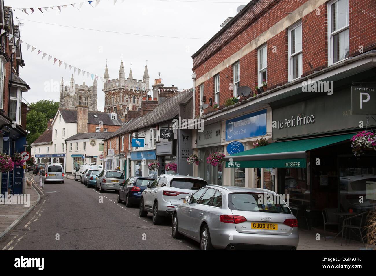 Viste di East Street e della Chiesa del Minster di St Cuthburga a Wimborne, Dorset nel Regno Unito Foto Stock