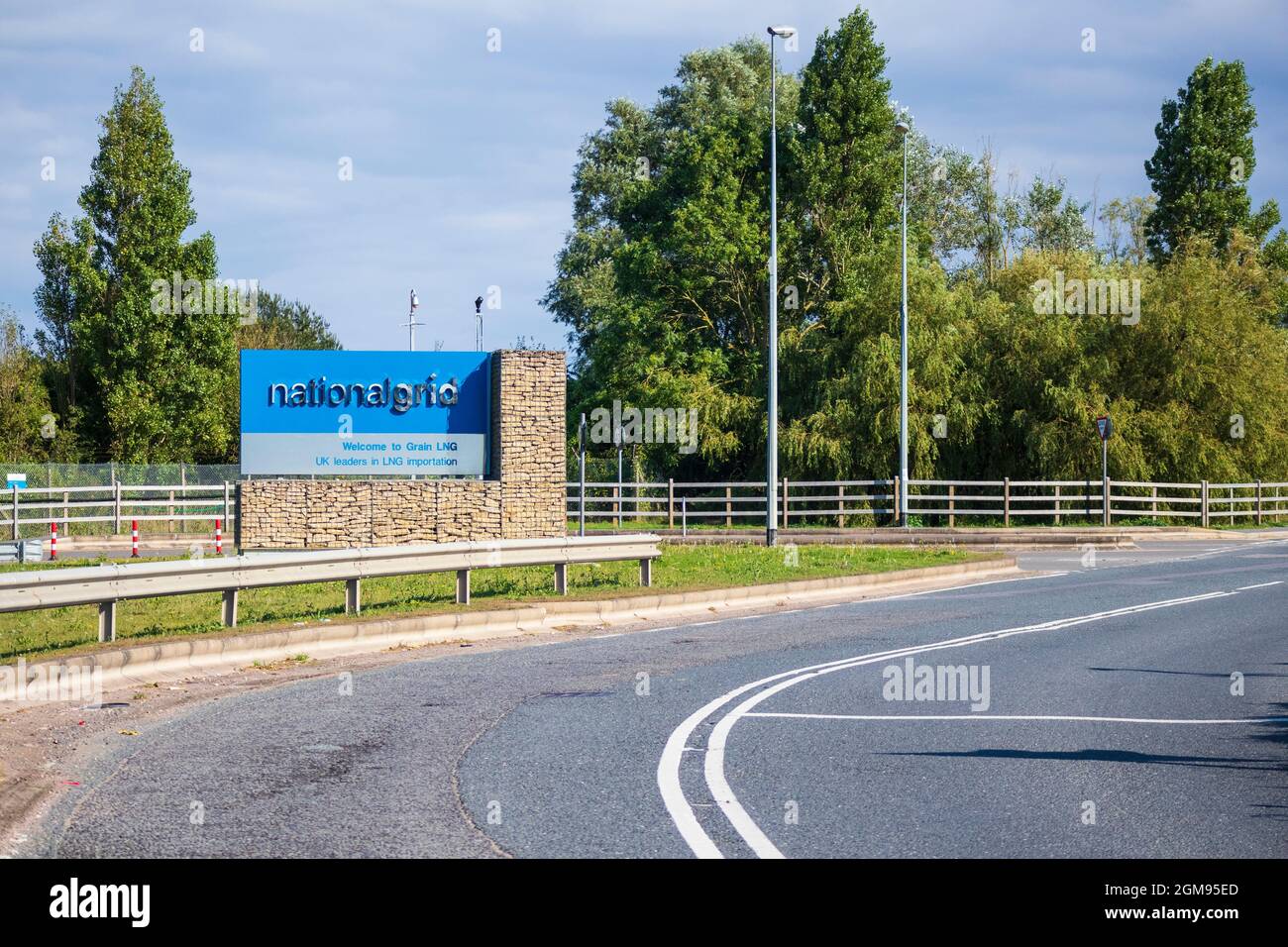 Ingresso al National Grid Liquid Natural gas Site sull'isola di Grain nel Kent con la A228 in primo piano Foto Stock
