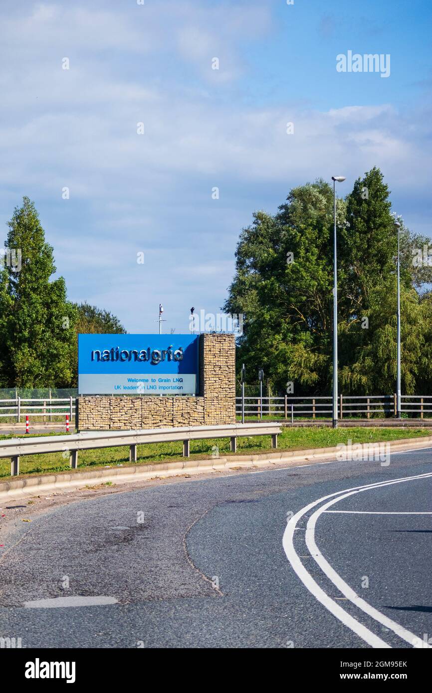 Ingresso al National Grid Liquid Natural gas Site sull'isola di Grain nel Kent con la A228 in primo piano Foto Stock