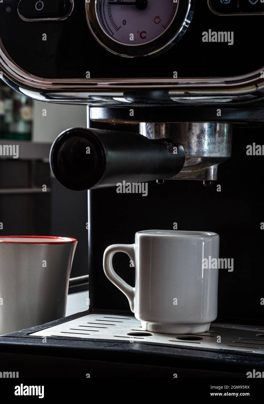 tazza di caffè bianca sotto la macchina da caffè in primo piano Foto stock  - Alamy