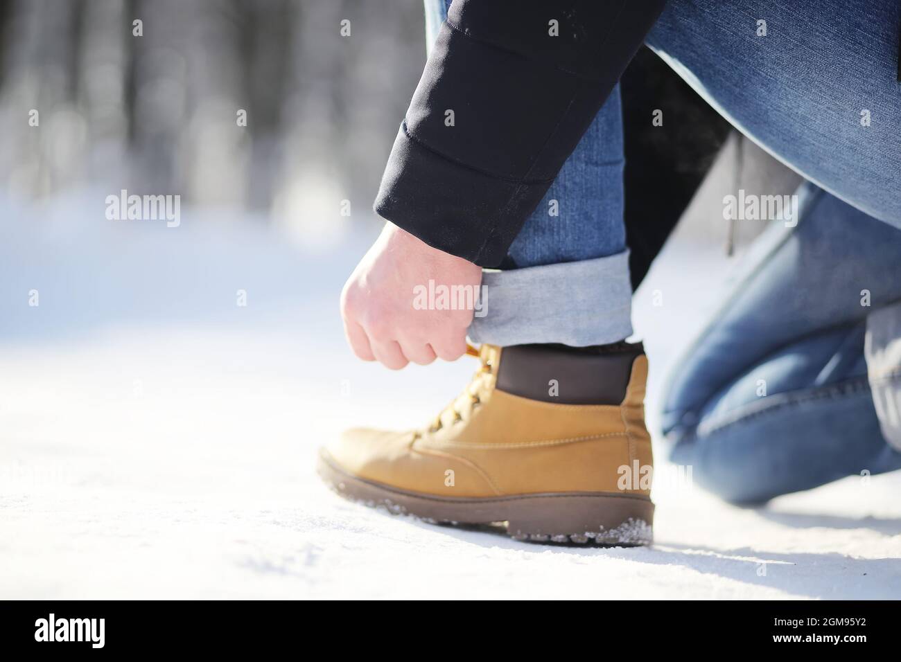 Passi lungo il sentiero innevato. Un uomo cammina nel parco in inverno. Foto Stock