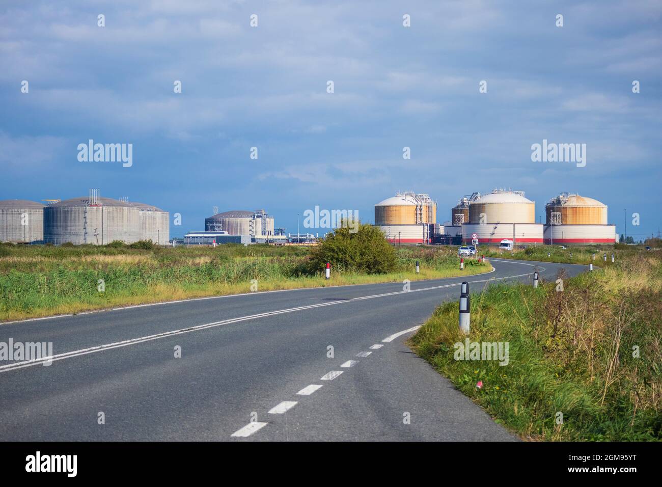 Serbatoi di gas naturale liquido presso il sito National Grid sull'isola di grano con A228 Road in primo piano Foto Stock