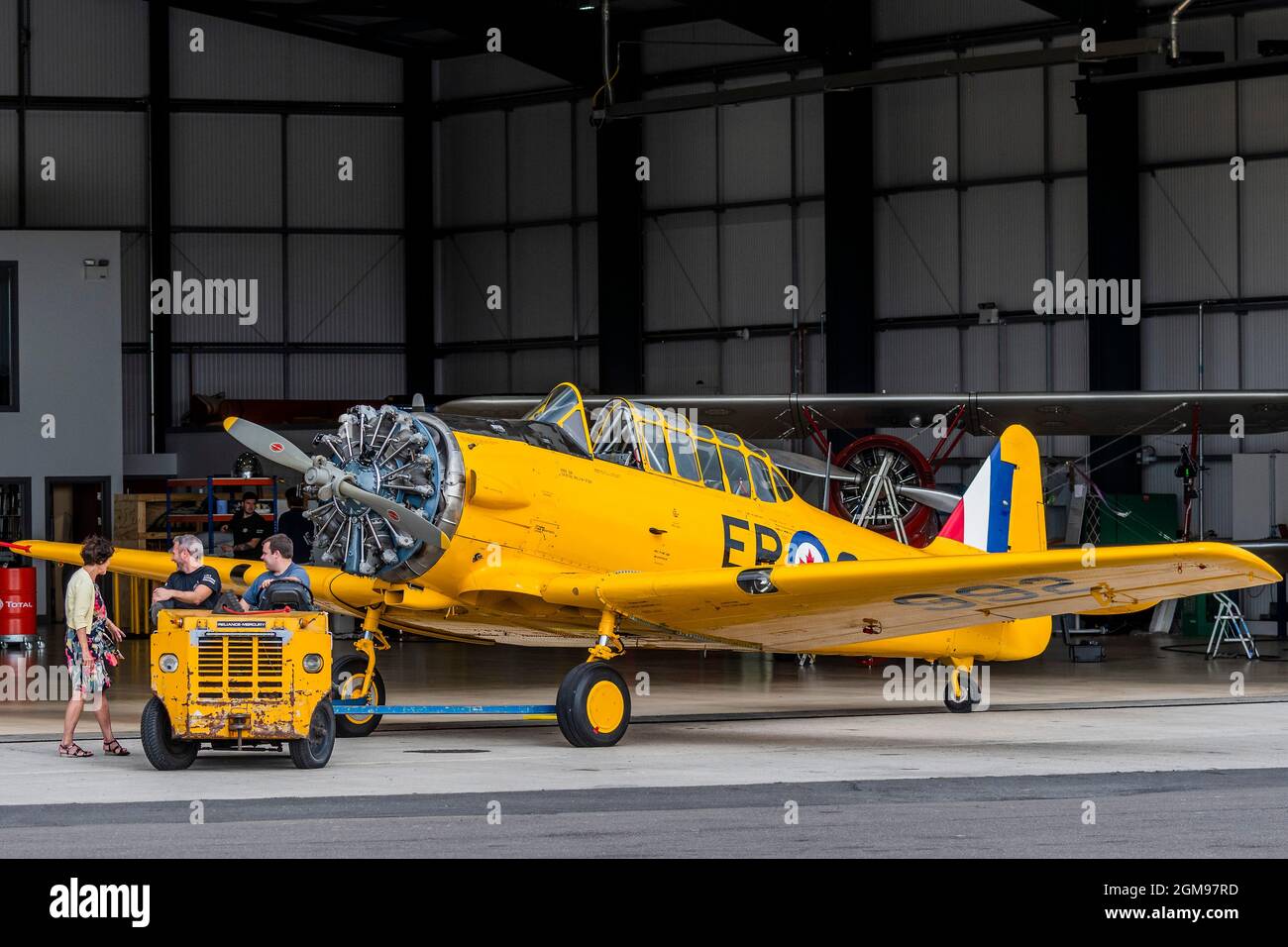 Londra, Regno Unito. 17 settembre 2021. Un aereo viene trainato sulla linea di volo - preparativi finali per la Battaglia di Gran Bretagna Air Show presso l'Imperial War Museum (IWM) Duxford. Credit: Guy Bell/Alamy Live News Foto Stock