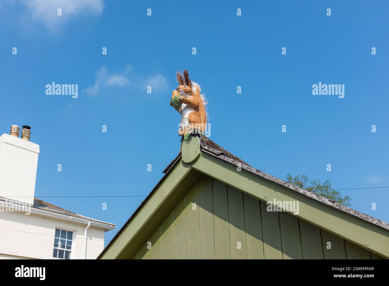 Modello decorativo di scoiattolo seduto sul tetto del garage Foto Stock