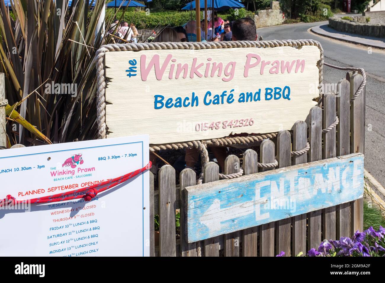 Cartello all'ingresso del Winking Prawn Beach Cafe a North Sands, Salcombe, Devon, Regno Unito Foto Stock