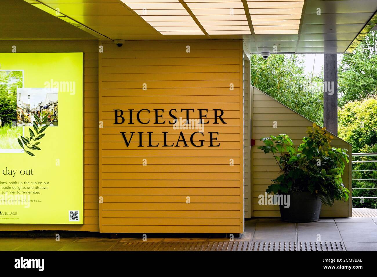 Bicester, Oxfordshire, Inghilterra - Giugno 2021: Cartello all'ingresso del centro commerciale outlet Bicester Foto Stock