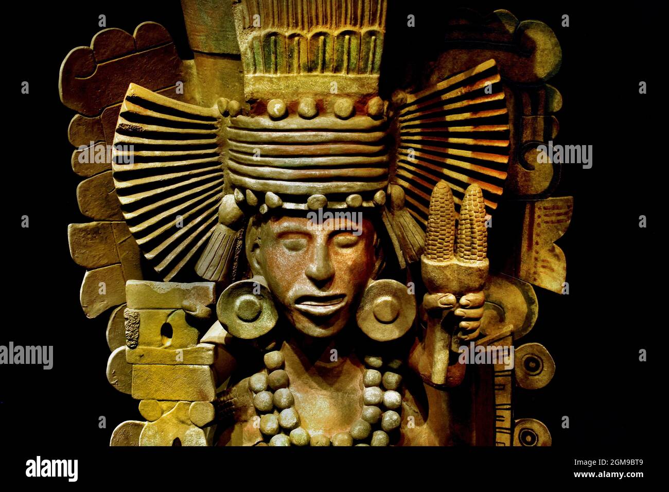 Brazier Xilonen, questa scultura che rappresenta la dea Xilonen, porta nelle sue mani un chicahuaztli , simbolo di fertilità, E un paio di spighe di mais .Museo Nacional de Antropolica Città del Messico Aztec ( gli Aztechi, la cultura mesoamericana, Messico centrale dal 1300 al 1521 (XIV-XVI secolo), Impero Azteco, Tenochtitlan, città-stato della Mexica , Tenochca, Texcoco, Tlacopan, ) Foto Stock