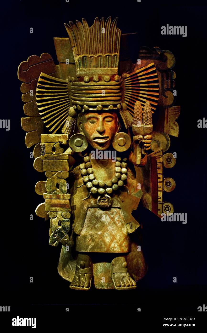 Brazier Xilonen, questa scultura che rappresenta la dea Xilonen, porta nelle sue mani un chicahuaztli , simbolo di fertilità, E un paio di spighe di mais .Museo Nacional de Antropolica Città del Messico Aztec ( gli Aztechi, la cultura mesoamericana, Messico centrale dal 1300 al 1521 (XIV-XVI secolo), Impero Azteco, Tenochtitlan, città-stato della Mexica , Tenochca, Texcoco, Tlacopan, ) Foto Stock