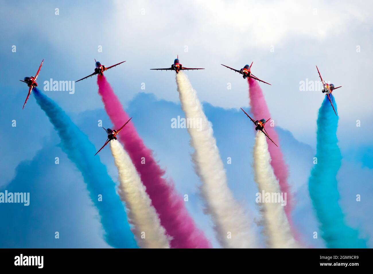 RAF Red Arrows Aerobatic team dimostrativo che si esibisce al Sanicole Airshow durante il tramonto. Belgio. Settembre 10, 2021 Foto Stock