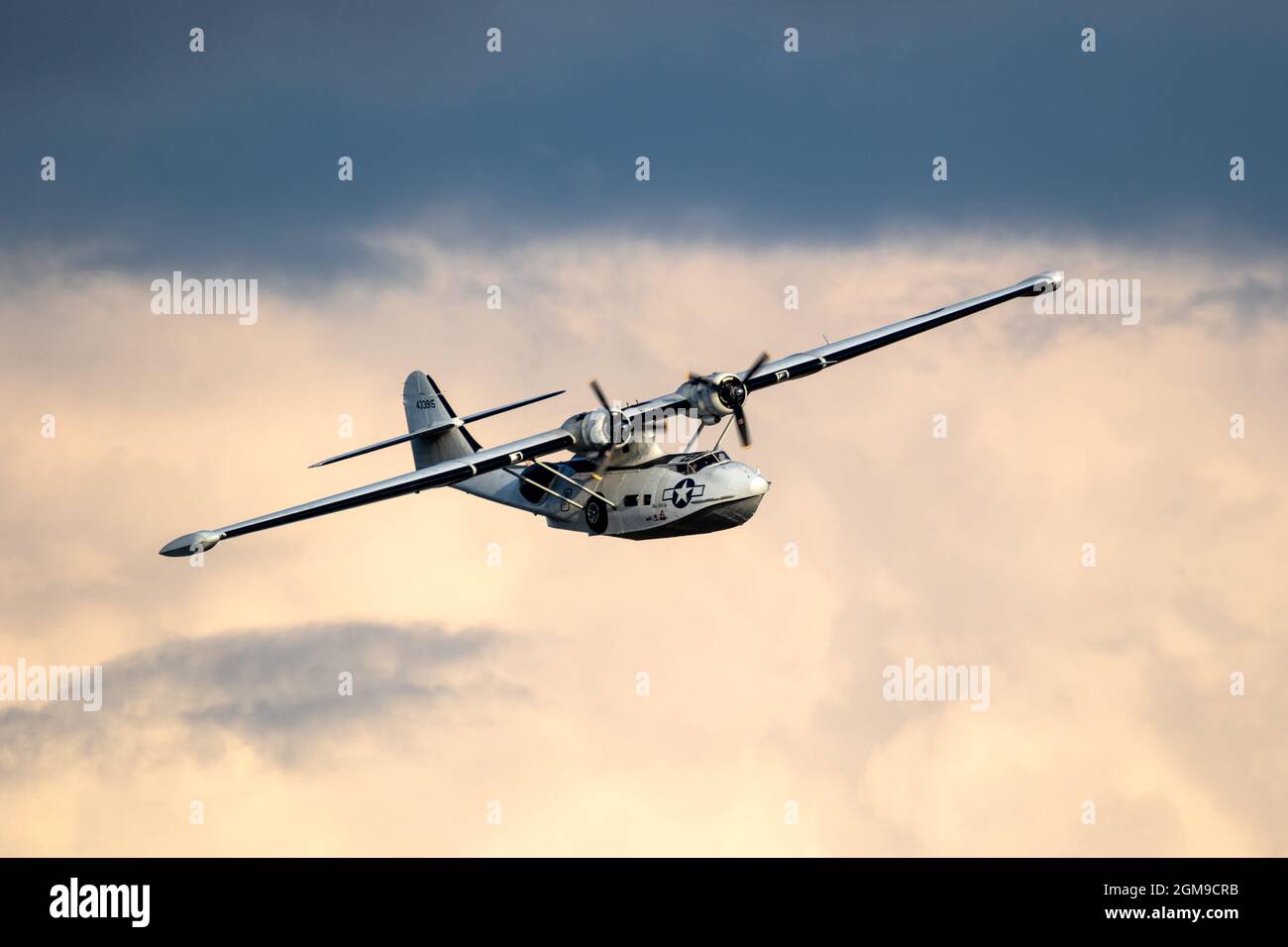 PBY-5A consolidato canto Catalina (Miss Pick Up) aereo anfibio che vola sopra l'aeroporto di Sanicole durante il tramonto. Belgio. Settembre 10, 2021 Foto Stock