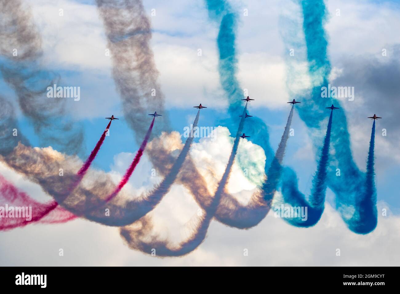 RAF Red Arrows Aerobatic team dimostrativo che si esibisce al Sanicole Airshow durante il tramonto. Belgio. Settembre 10, 2021 Foto Stock