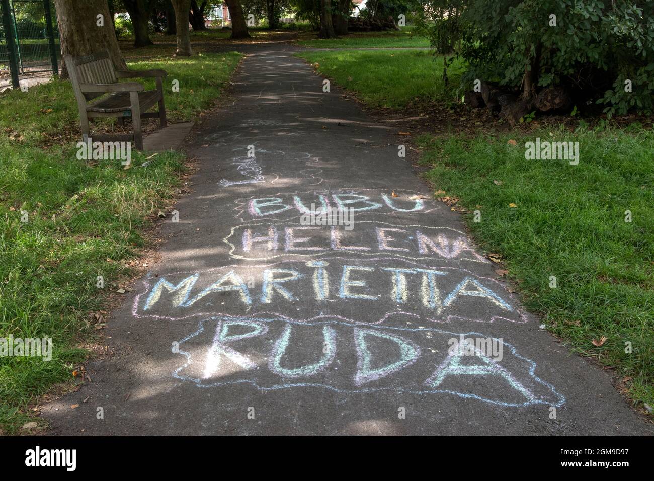 I nomi dei bambini si sono accorti su un marciapiede in un parco, Bubu, Helena, Marietta e Ruda. Il volto mutevole della Gran Bretagna. 2021 2020s Londra HOMER SYKES Foto Stock