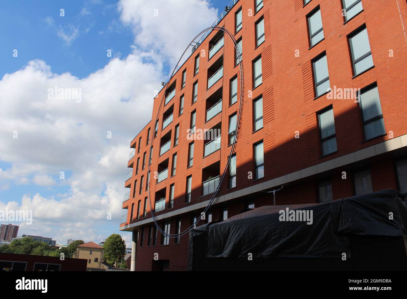 Edificio di appartamenti 'The Circle' a Salford, Inghilterra, dove i concorrenti vivono durante il loro tempo in mostra. Foto Stock