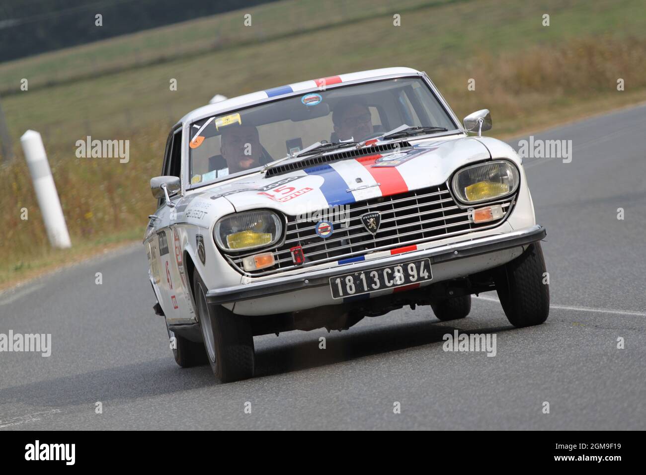 2021 TOUR AUTO Optic 2000 - le vetture hanno raggiunto la prima tappa nei pressi di Achères la Forêt, Francia. Foto Stock