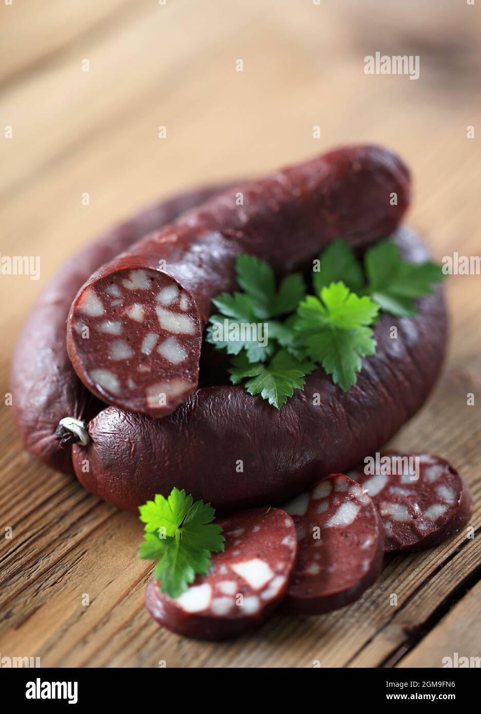 salsiccia di sangue su sfondo di legno Foto Stock
