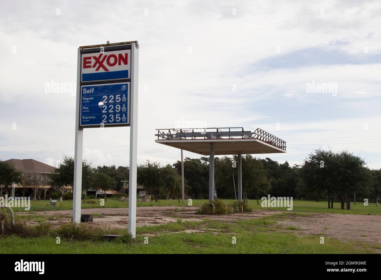Parte del tetto dell'isola della pompa ed il segno di prezzo sono tutti che l'uragano Ike ha lasciato questa stazione di Exxon, Johnson Bayou, LA. Foto Stock