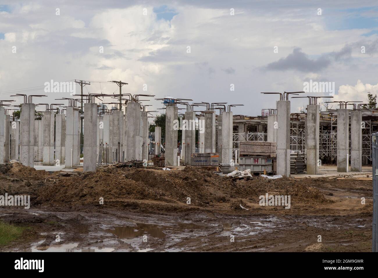 Pieri di pompaggio in costruzione per la Johnson Bayou High School nel 2013. La scuola aprì il 2015 e subì danni uragani a causa delle tempeste successive. Foto Stock