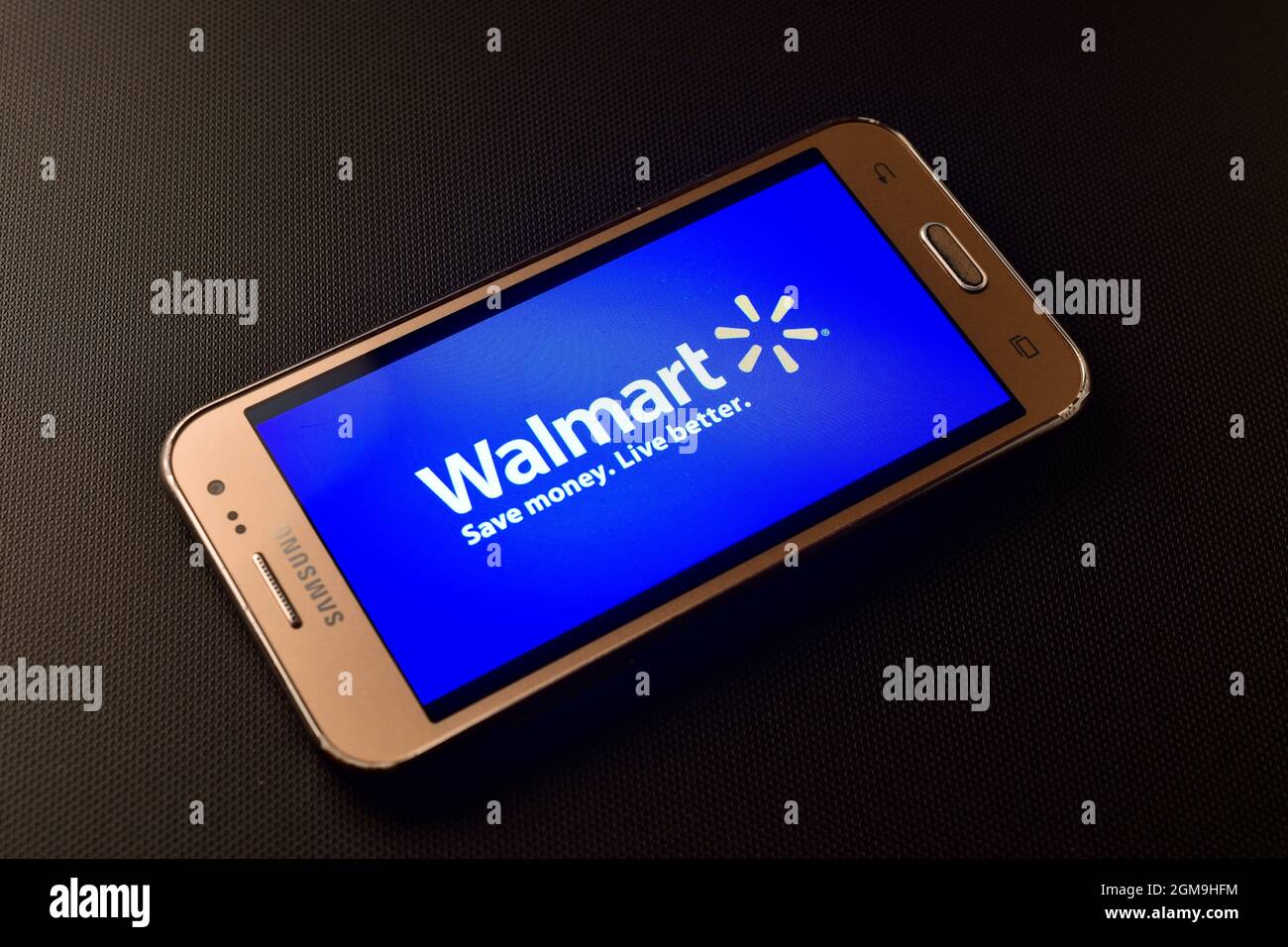 Italia - 10 febbraio 2019: Logo walmart con slogan sul cellulare Foto Stock
