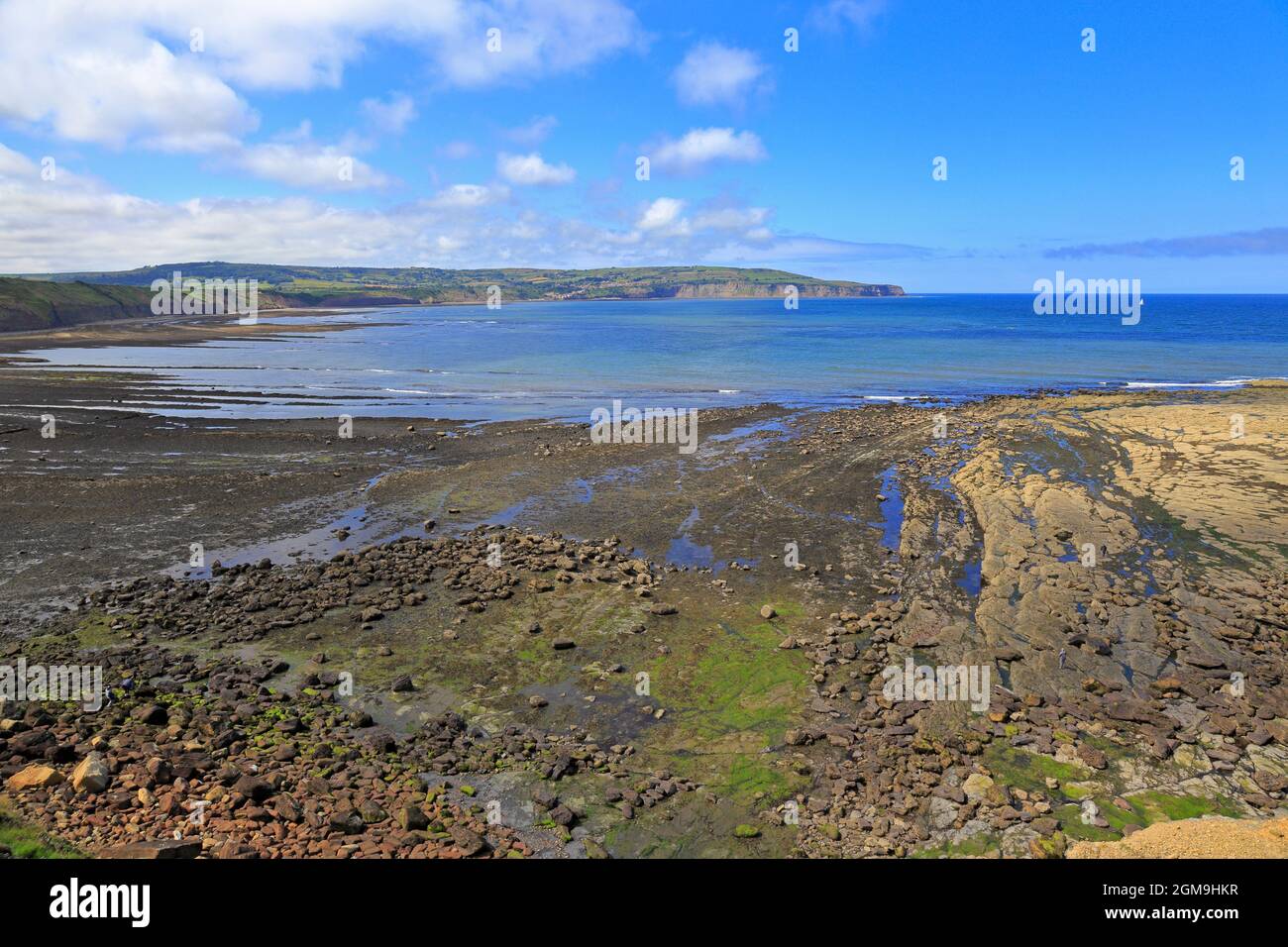 Robin Hoods Bay da Ravenscar headland, North Yorkshire, North York Moors National Park, Inghilterra, Regno Unito. Foto Stock