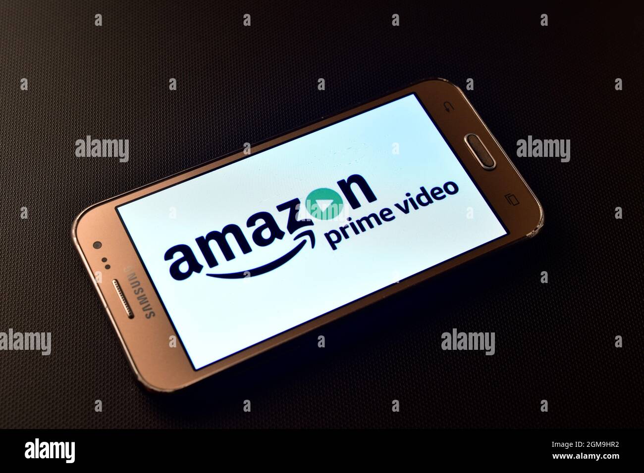 Italia - 10 febbraio 2019: Logo amazon prime video su smartphone samsung Foto Stock