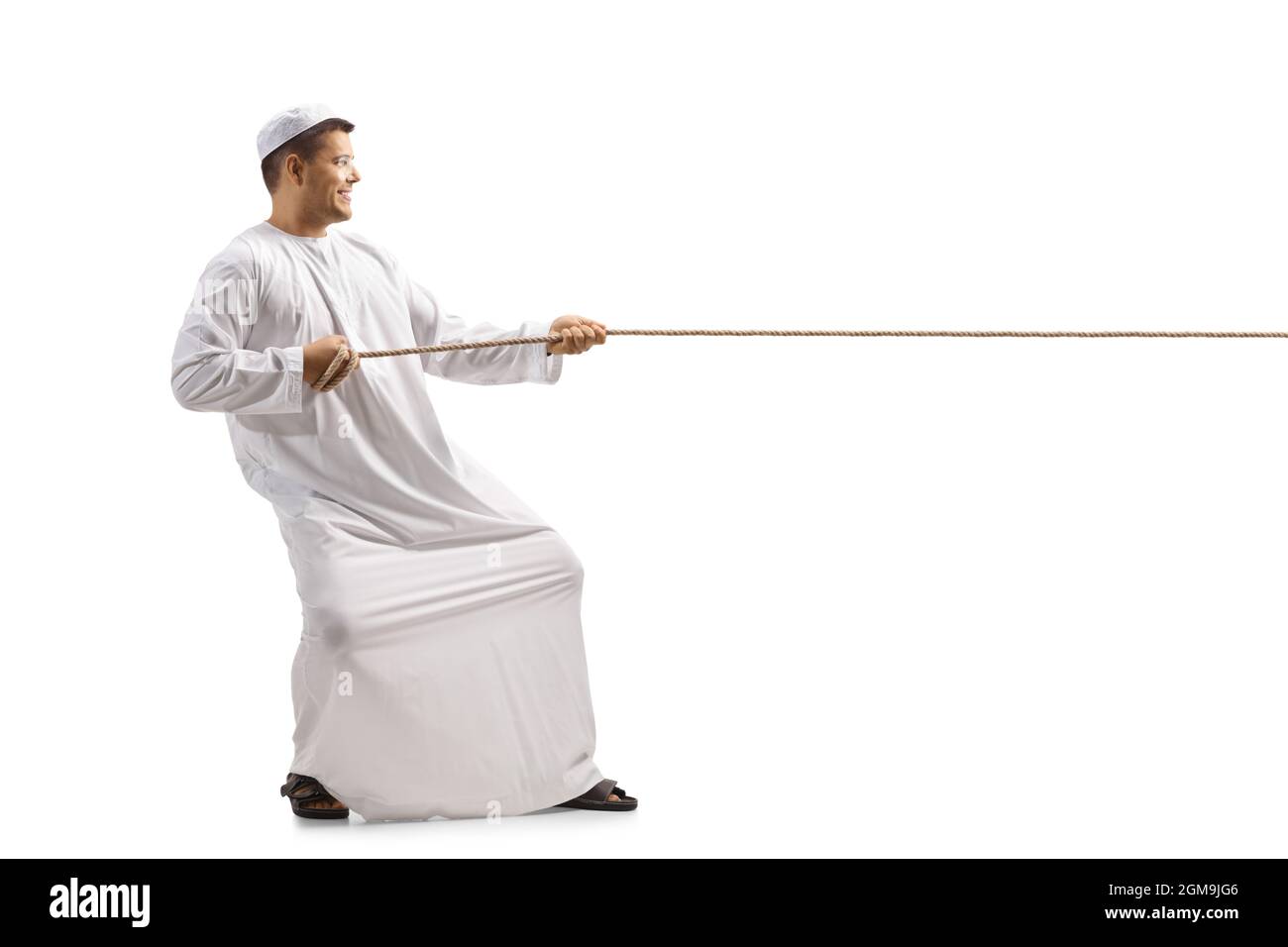 Sparo di un uomo in abiti etnici che tira una corda isolata su sfondo bianco Foto Stock