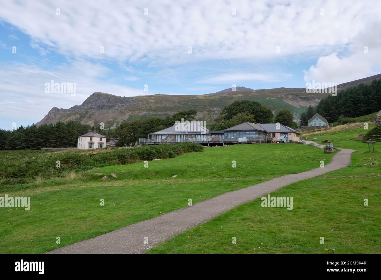 Il caffè e i giardini del Nant Gwrtheyrn Welsh Language and Heritage Center sulla penisola di Lleyn Foto Stock