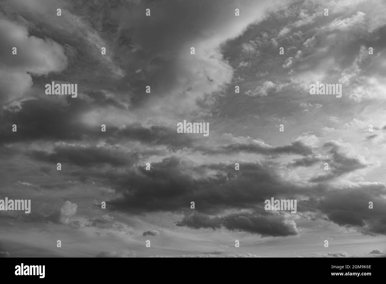 Nuvole nel cielo. Lo spettacolo meraviglioso di un cielo pieno di nuvole. Profondità e tridimensionalità di un cielo nuvoloso. Foto Stock