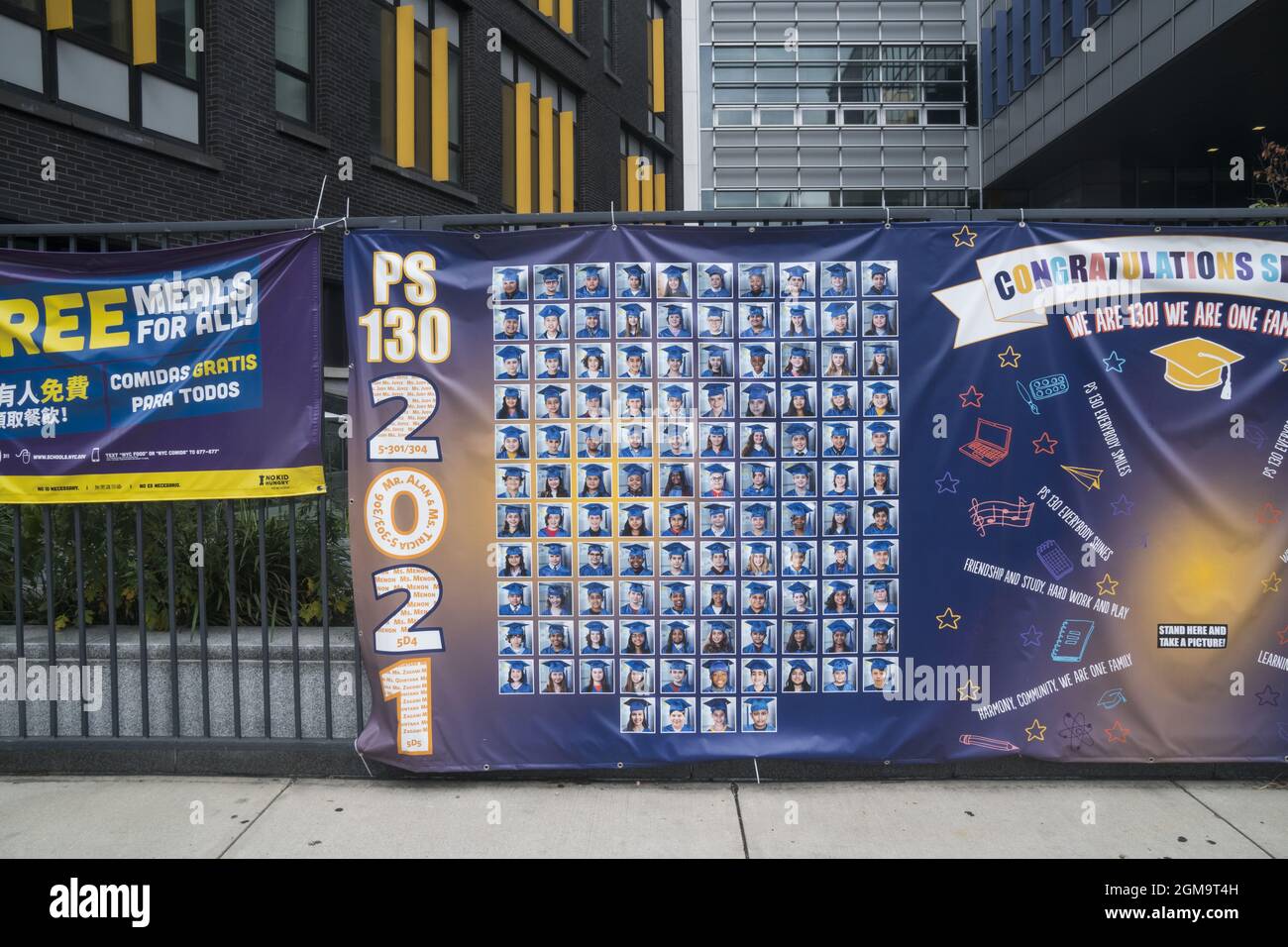 Foto dei laureati. La pandemia di Covid-19 non consentiva ritratti di gruppo smascherati al P.S. 130 di Brooklyn, New York. Foto Stock