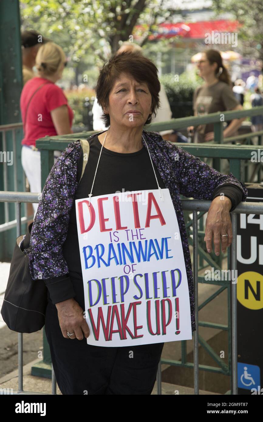 La gente dimostra e marcia da Foley Square a Manhattan per parlare contro i diritti individuali che sono lentamente erosi a causa di Covid-19. Si parla contro i vaccini obbligatori, che dicono siano ancora sperimentali, e si dice no ai passaporti dei vaccini, un passo verso il fascismo e persino l'eco della Germania nazista. La libertà medica era la parola del giorno. Foto Stock