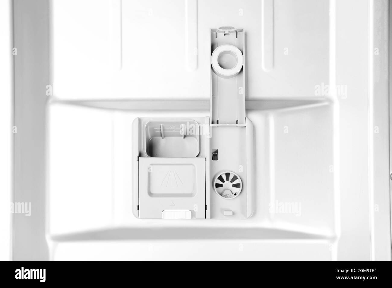 Primo piano del dispenser per lavastoviglie. Parte della lavastoviglie con dispenser e coperchio di sfiato per l'asciugatura Foto Stock