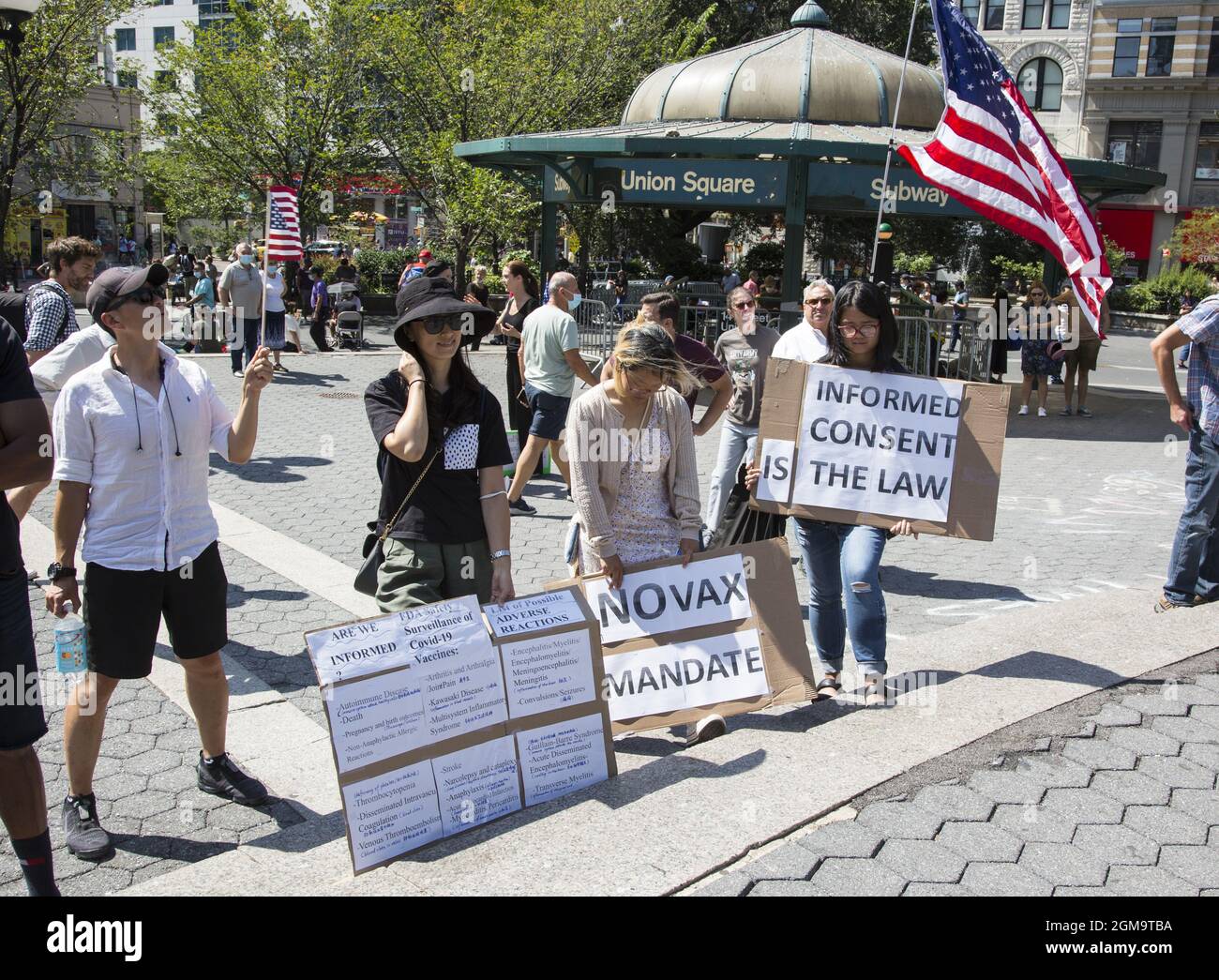 La gente dimostra e marcia da Foley Square a Manhattan per parlare contro i diritti individuali che sono lentamente erosi a causa di Covid-19. Si parla contro i vaccini obbligatori, che dicono siano ancora sperimentali, e si dice no ai passaporti dei vaccini, un passo verso il fascismo e persino l'eco della Germania nazista. La libertà medica era la parola del giorno. Foto Stock