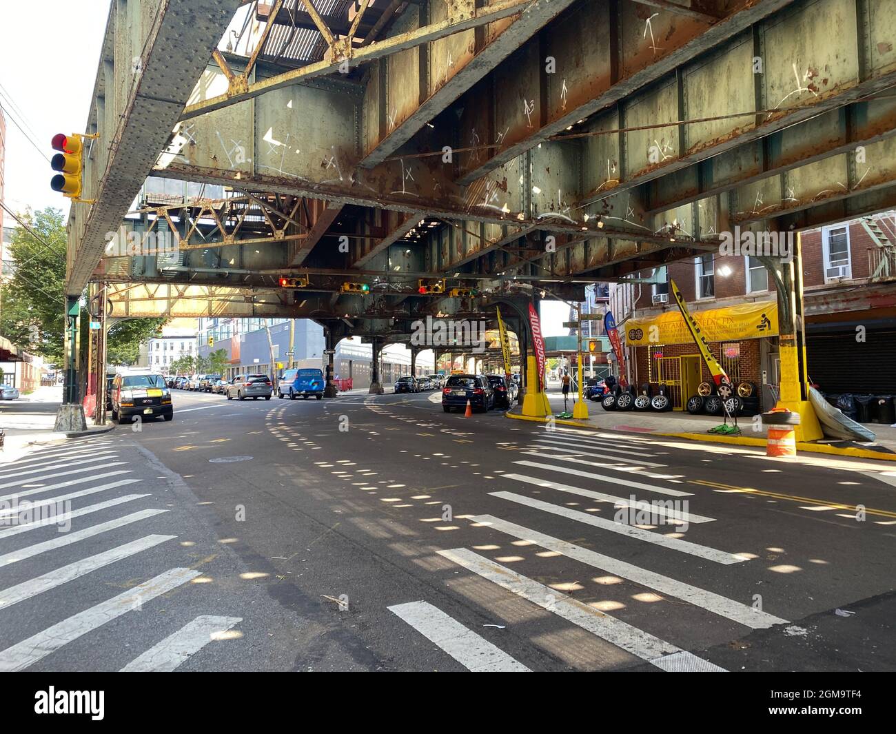 Arrugginita infrastruttura sul trellis sopraelevato della metropolitana lungo New Utrecht Avenue nel quartiere Borough Park di Brooklyn, New York. Foto Stock