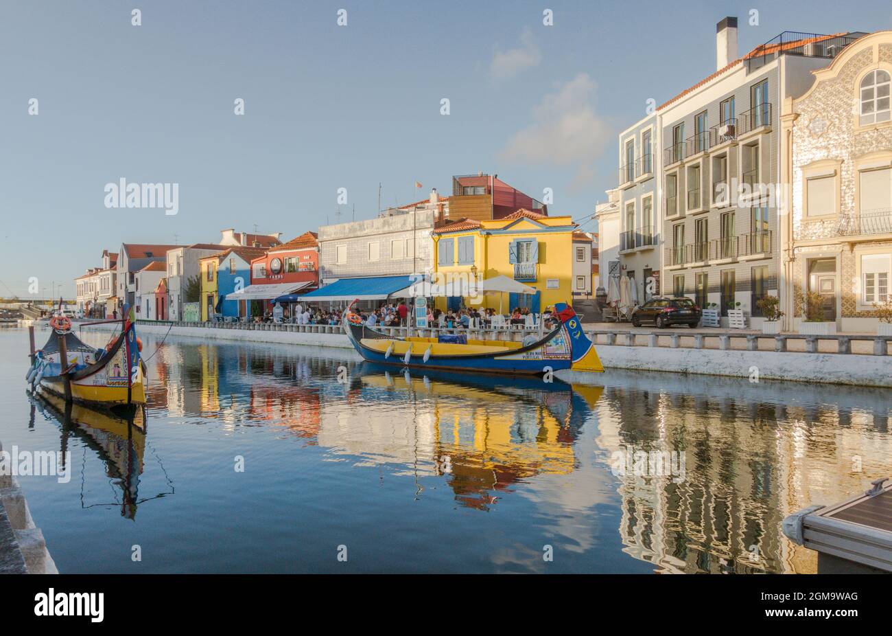 Aveiro, Portogallo, canali con Moliceiros, gondola tradizionale barche sui canali di Ria de Aveiro, Europa Foto Stock