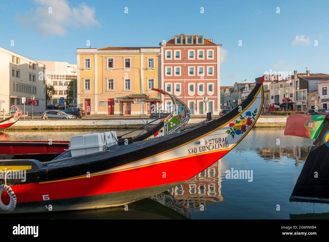 Aveiro, Portogallo, canali con Moliceiros, gondola tradizionale barche sui canali di Ria de Aveiro, Europa Foto Stock