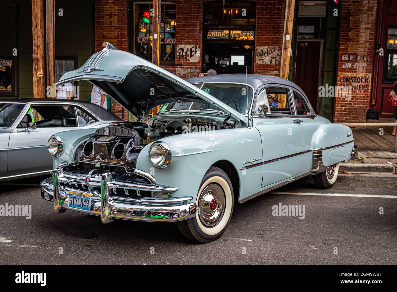Virginia City, NV - 30 luglio 2021: 1949 Pontiac Streamliner Eight Series 27 Silver Streak Sedan Coupé in una mostra di automobili locale. Foto Stock