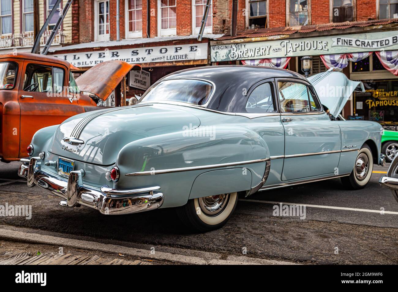Virginia City, NV - 30 luglio 2021: 1949 Pontiac Streamliner Eight Series 27 Silver Streak Sedan Coupé in una mostra di automobili locale. Foto Stock