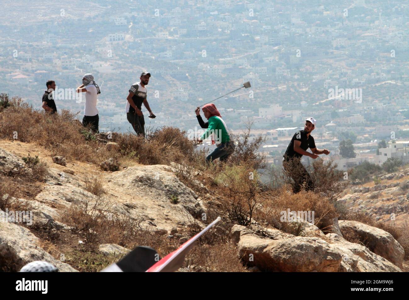 Nablus, Palestina. 17 settembre 2021. Un palestinese usa un colpo di schioppo per gettare pietre contro i soldati israeliani durante la manifestazione. I palestinesi hanno tenuto una manifestazione contro la creazione di un avamposto ebraico nel villaggio di Beit Dajan, ad est della città di Nablus in Cisgiordania. (Foto di Nasser Ishtayeh/SOPA Images/Sipa USA) Credit: Sipa USA/Alamy Live News Foto Stock